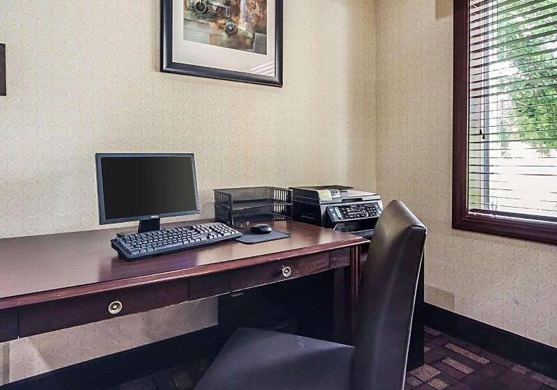 Отель Quality Suites La Grange