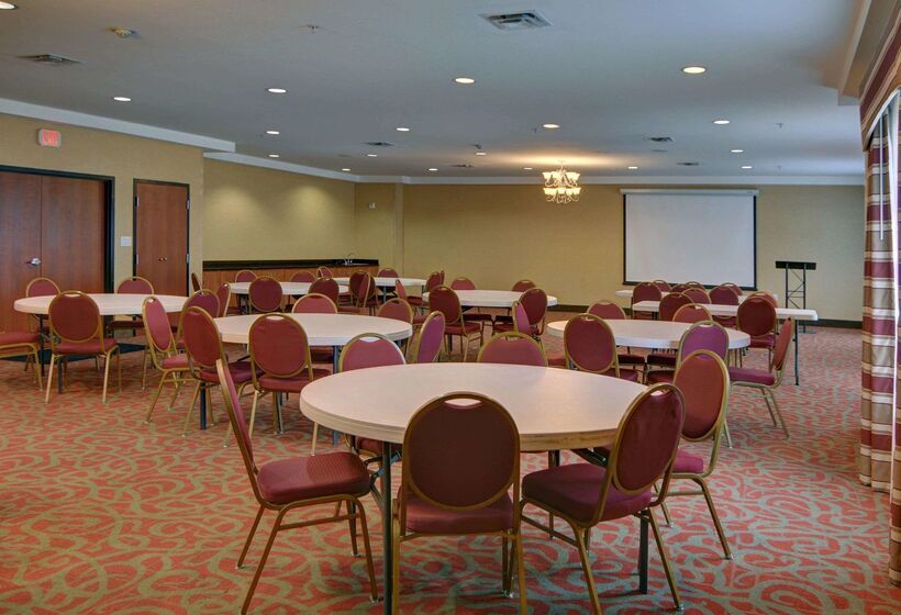 Отель Quality Suites Near Cedar Creek Lake