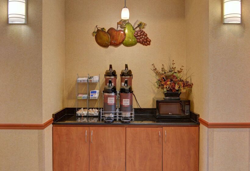 Отель Quality Suites Near Cedar Creek Lake