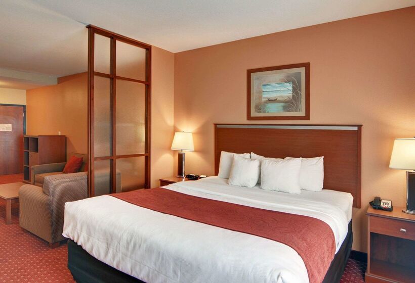 Отель Quality Suites Near Cedar Creek Lake