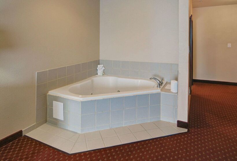 Отель Quality Suites Near Cedar Creek Lake