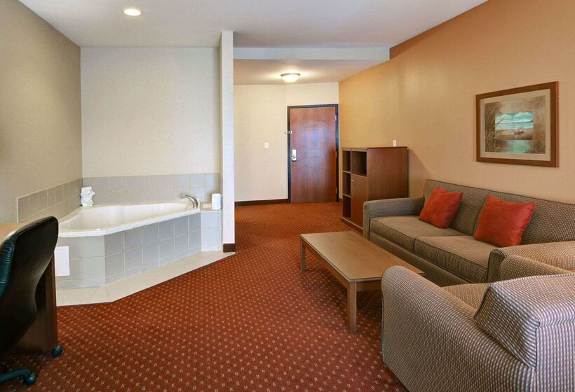 Отель Quality Suites Near Cedar Creek Lake