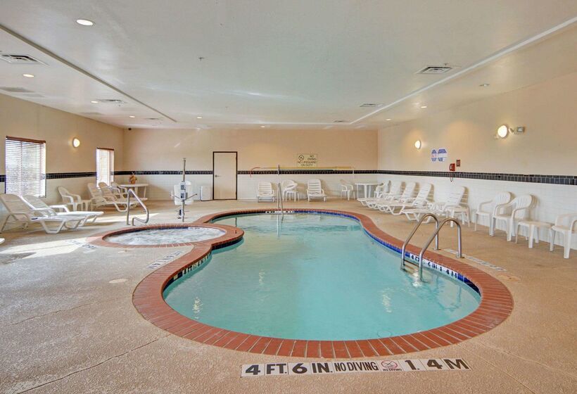 Отель Quality Suites Near Cedar Creek Lake