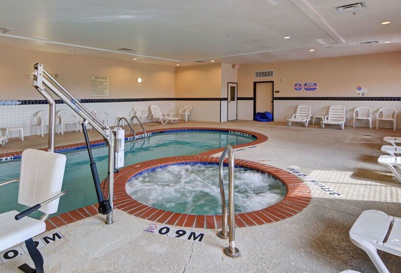 Отель Quality Suites Near Cedar Creek Lake