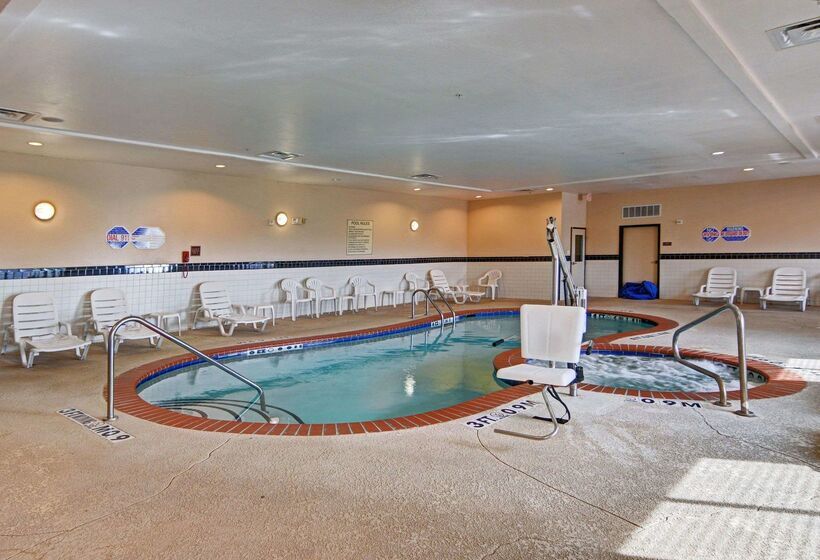 Отель Quality Suites Near Cedar Creek Lake