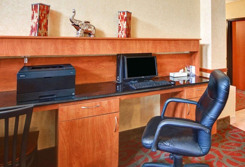 Отель Quality Suites Near Cedar Creek Lake