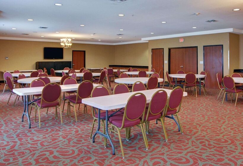 Отель Quality Suites Near Cedar Creek Lake