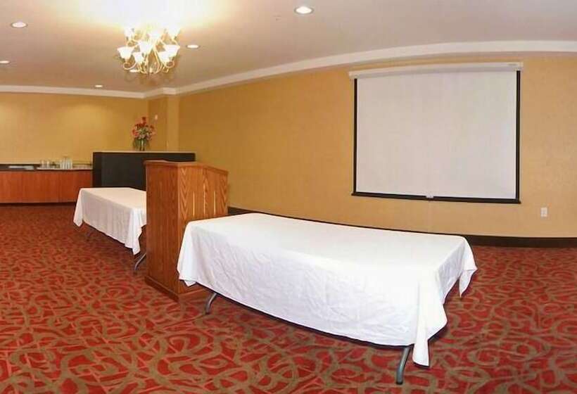 ホテル Quality Suites Near Cedar Creek Lake