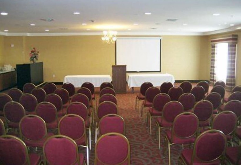 Отель Quality Suites Near Cedar Creek Lake