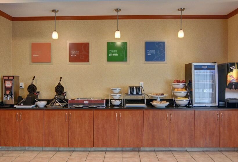 ホテル Quality Suites Near Cedar Creek Lake