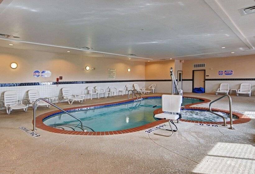 Отель Quality Suites Near Cedar Creek Lake