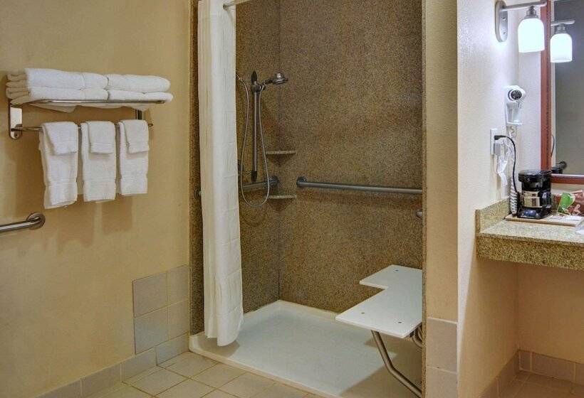 Отель Quality Suites Near Cedar Creek Lake