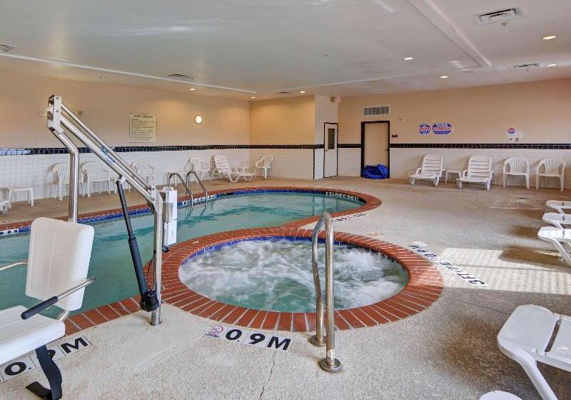 Отель Quality Suites Near Cedar Creek Lake