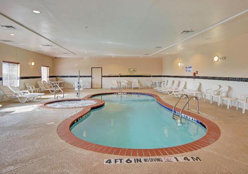 Отель Quality Suites Near Cedar Creek Lake