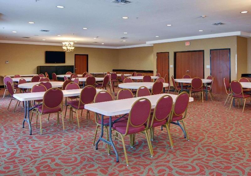 Отель Quality Suites Near Cedar Creek Lake