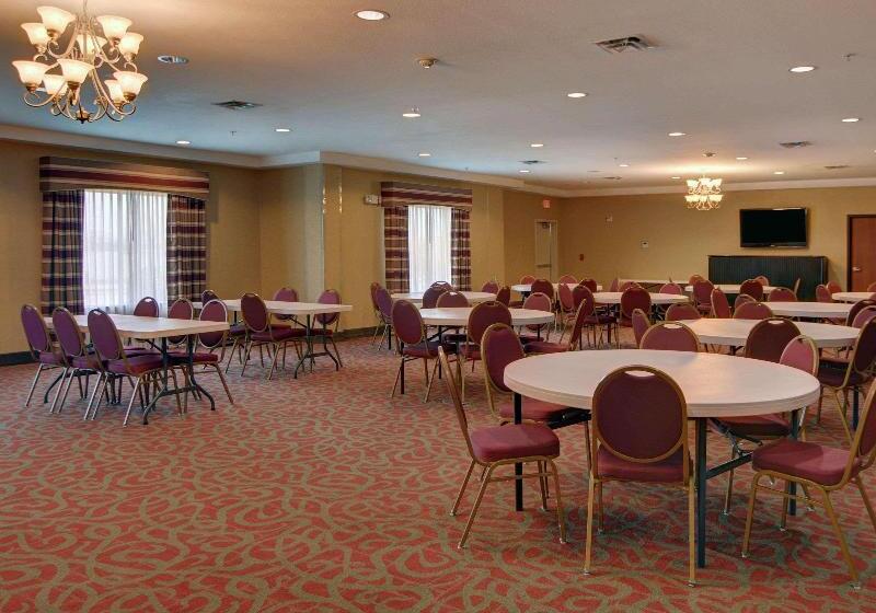 Отель Quality Suites Near Cedar Creek Lake