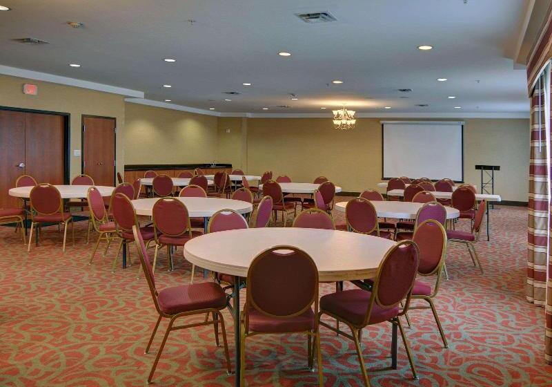 Отель Quality Suites Near Cedar Creek Lake