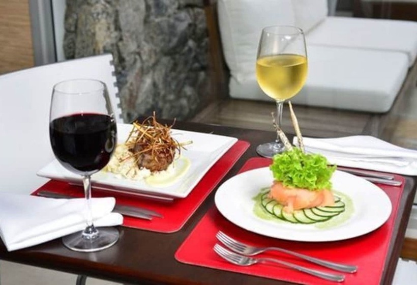 Real Colonia Hotel & Suites