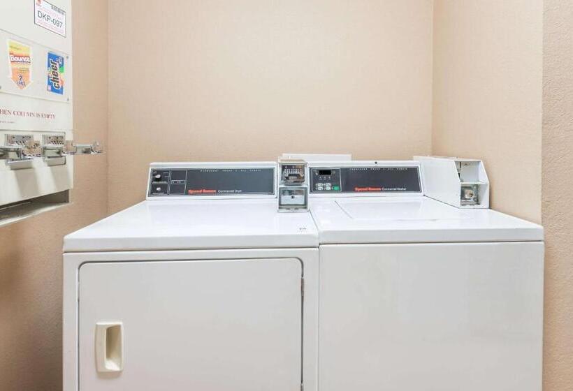 فندق Super 8 By Wyndham Greenville