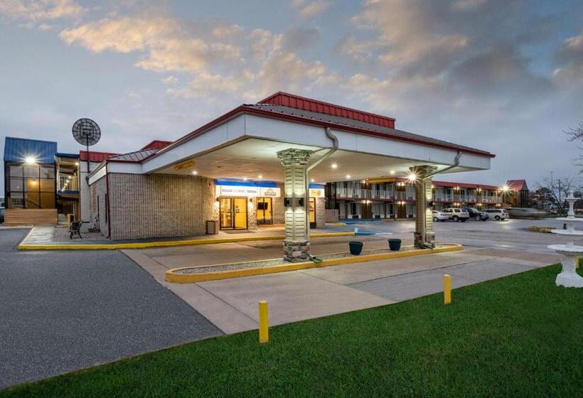 فندق Super 8 By Wyndham Perrysburg Toledo