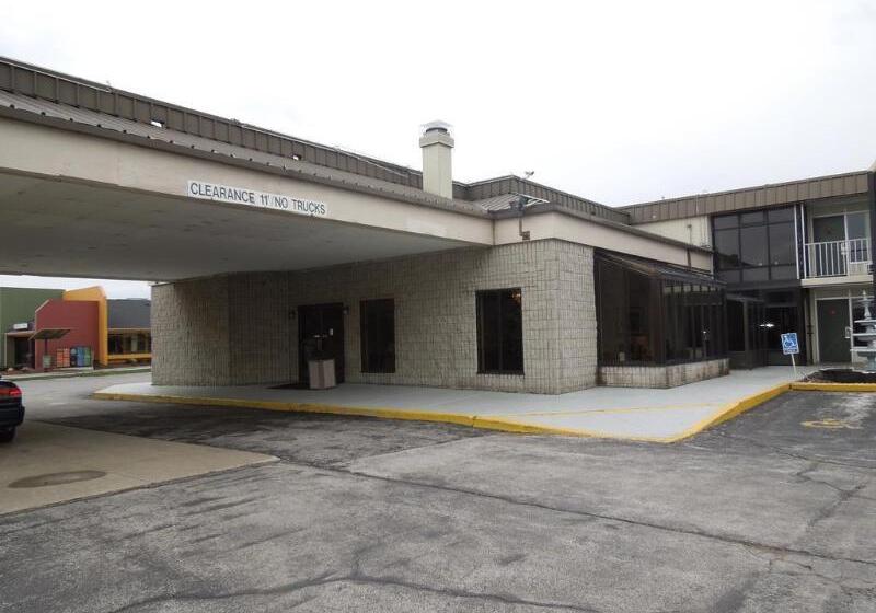 فندق Super 8 By Wyndham Perrysburg Toledo