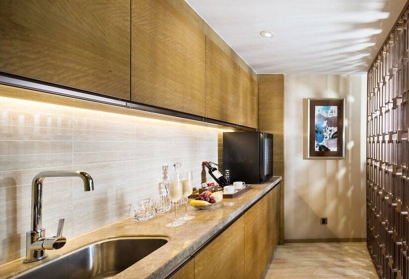 The La Hotel 新世界伟瑞酒店