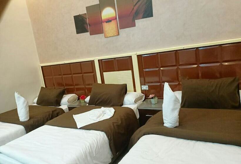 هاستل The Emerald