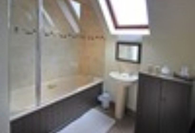 فندق Castle Farmhouse B & B