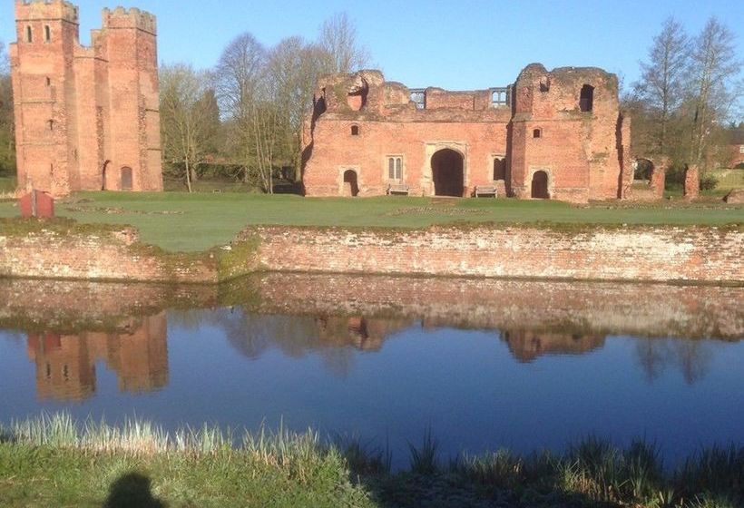 فندق Castle Farmhouse B & B