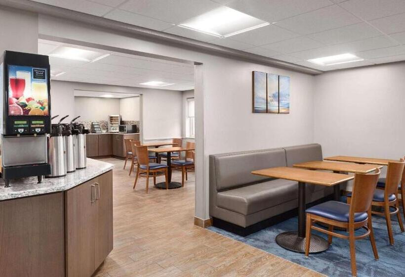 هتل Baymont By Wyndham Mt. Pleasant