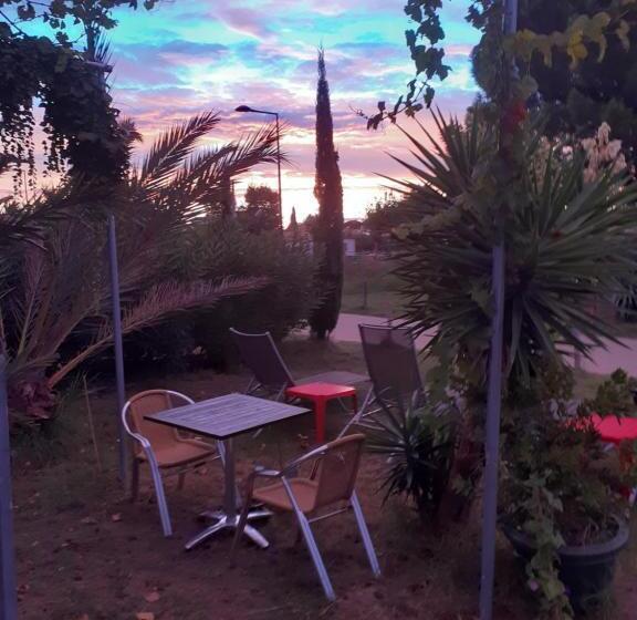 هتل Canal Aigues Mortes