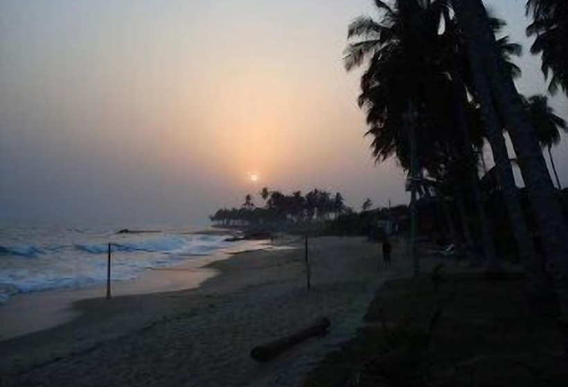 هتل Coconut Grove Beach Resort