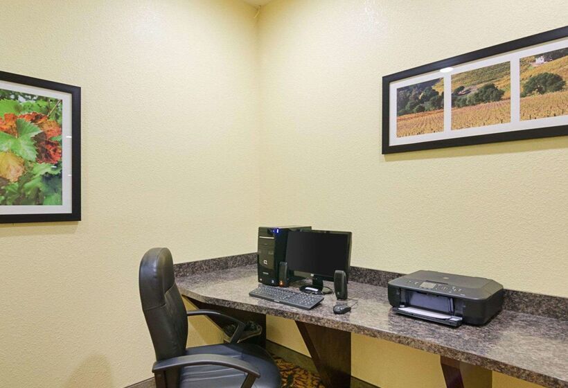 Отель Comfort Inn & Suites Orange   Montpelier