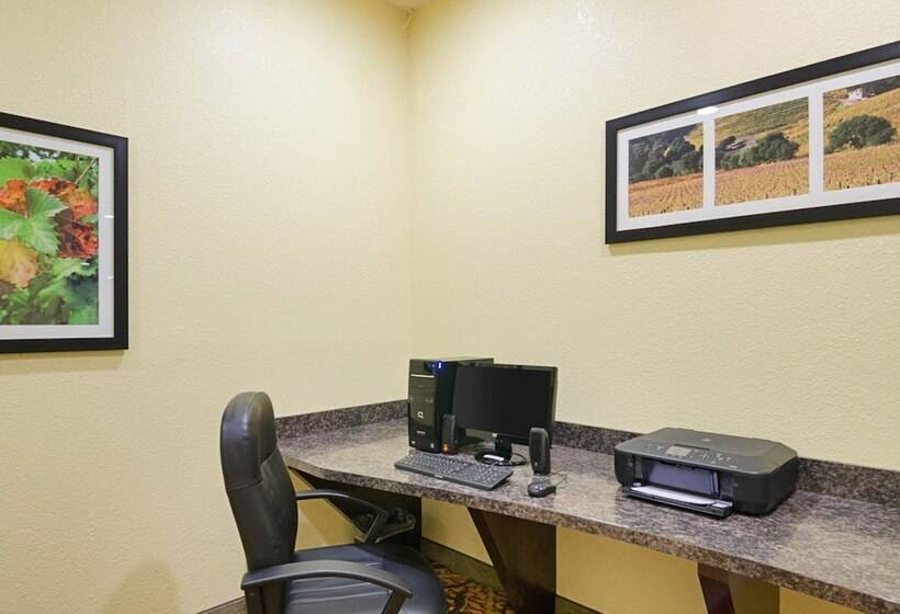 Отель Comfort Inn & Suites Orange   Montpelier