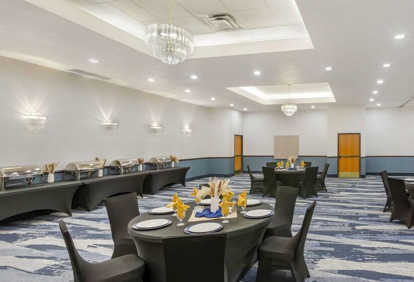 Отель Comfort Suites Ogden Conference Center
