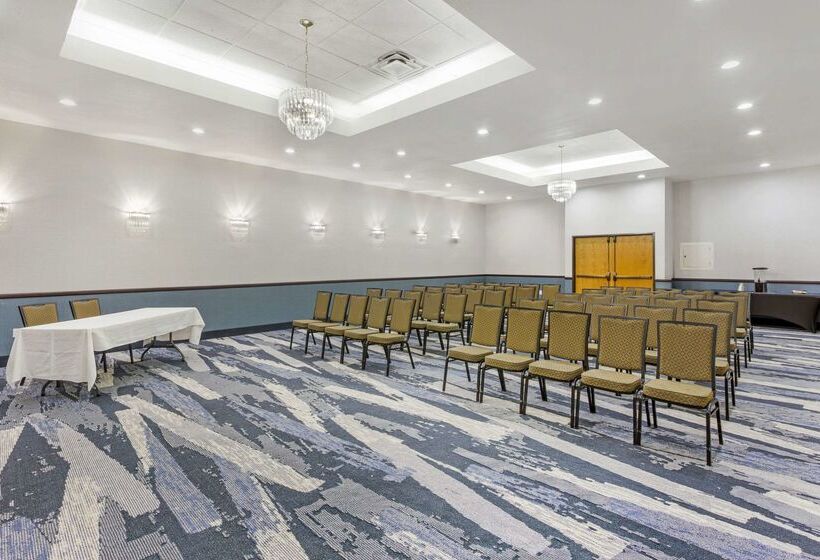 Отель Comfort Suites Ogden Conference Center