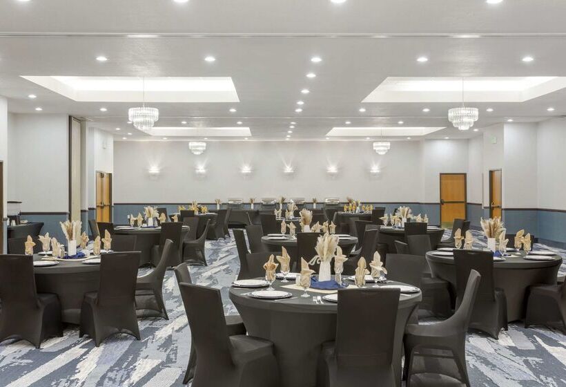 Отель Comfort Suites Ogden Conference Center