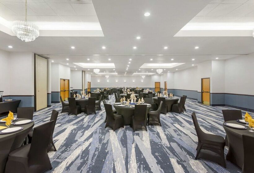 Отель Comfort Suites Ogden Conference Center