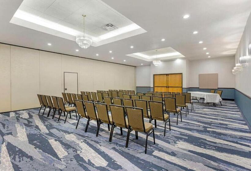 Отель Comfort Suites Ogden Conference Center