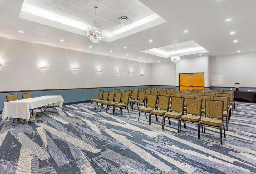 Отель Comfort Suites Ogden Conference Center