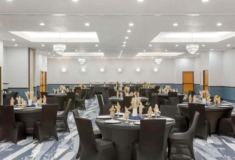 Отель Comfort Suites Ogden Conference Center