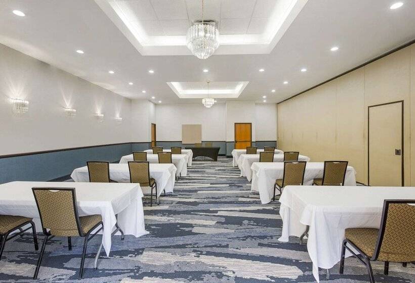 Отель Comfort Suites Ogden Conference Center