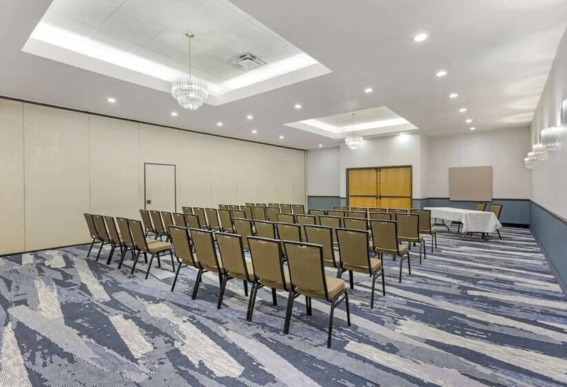 Отель Comfort Suites Ogden Conference Center