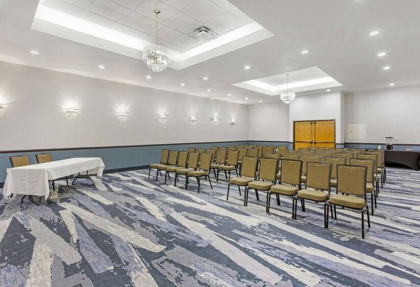 Отель Comfort Suites Ogden Conference Center