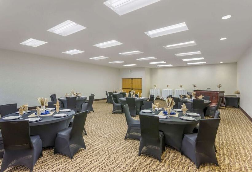 Отель Comfort Suites Ogden Conference Center