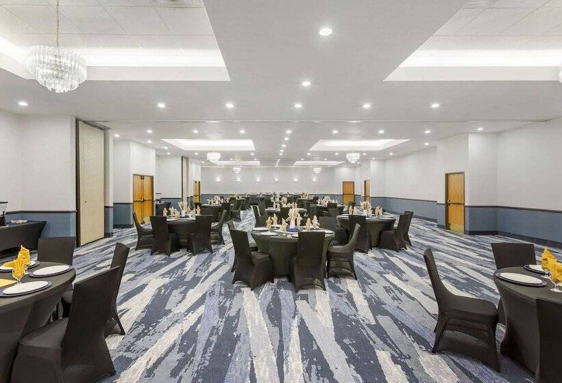 Отель Comfort Suites Ogden Conference Center