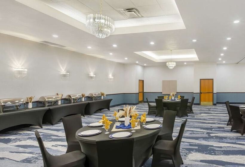 Отель Comfort Suites Ogden Conference Center