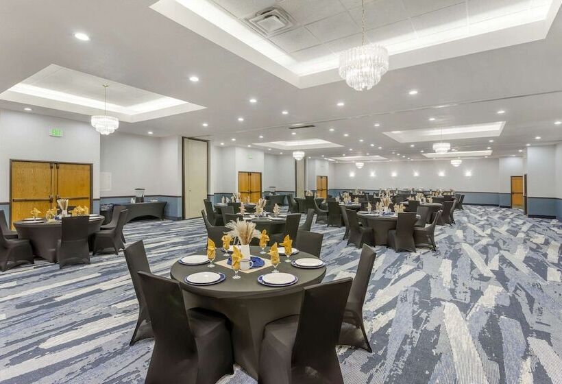 Отель Comfort Suites Ogden Conference Center