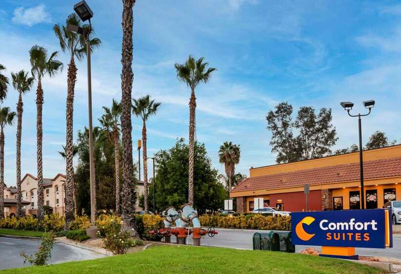 فندق Comfort Suites