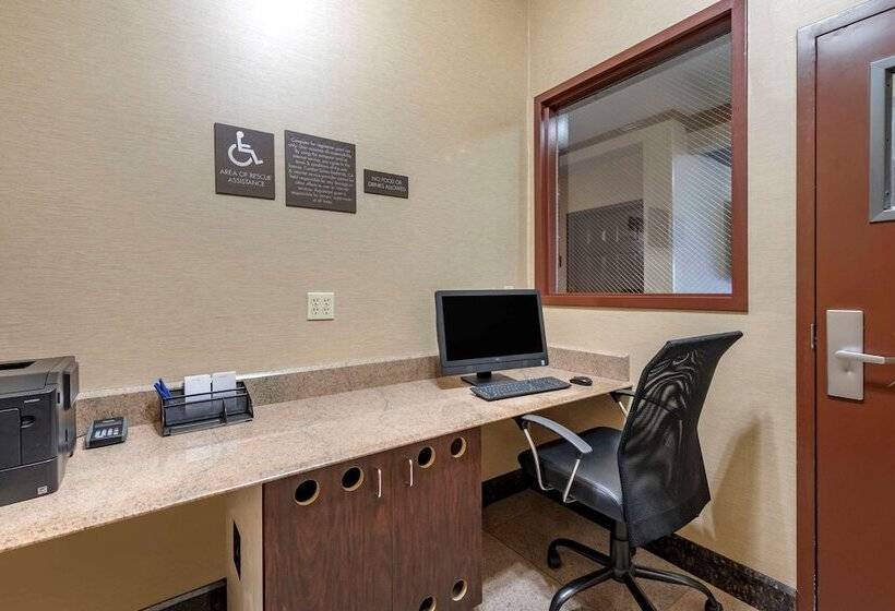 فندق Comfort Suites